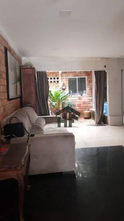 Imagem Casa de 5 quartos à venda, localizada na Encruzilhada - Recife/Pernambuco.