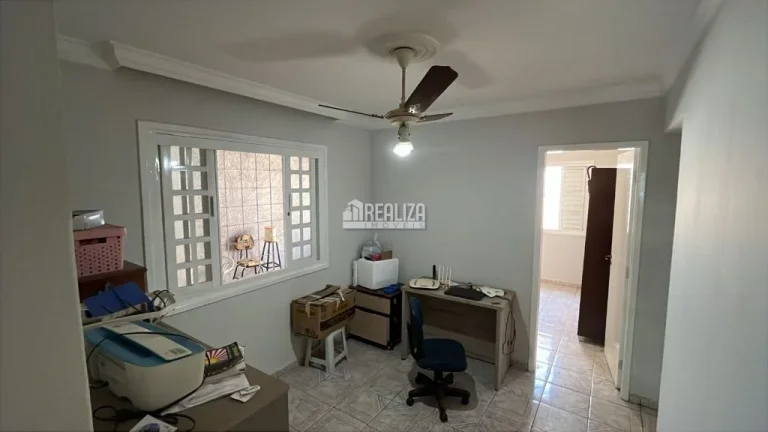 Imagem Casa padrão à venda em Boa Vista, Uberaba: 3 dormitórios, piscina e espaço gourmet.