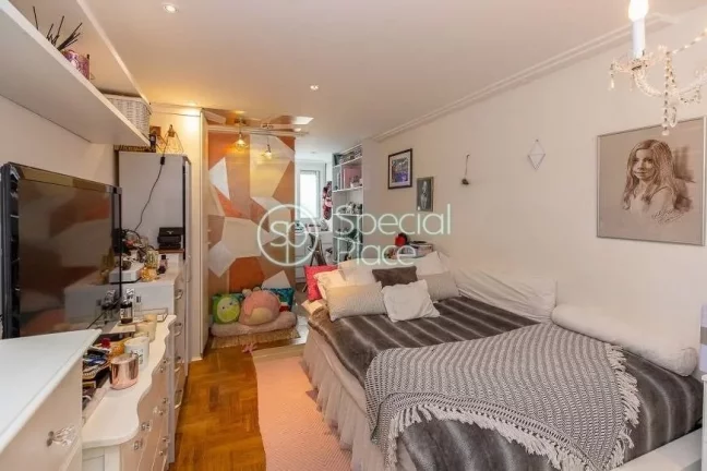 Imagem Apartamento com 180m², reformado na parte plana do Jardim América. Possui piso em tacos de madeira...