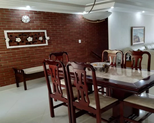 Imagem Vendo Sobrado 280 m² 04 dormitórios. uma suíte, 04 banhos e duas vagas FL38