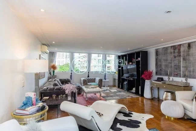 Imagem Apartamento com 180m², reformado na parte plana do Jardim América. Possui piso em tacos de madeira...