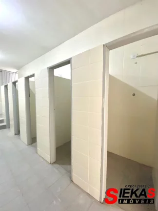 Imagem Galpão comercial para locação em Barueri-SP, Jardim Califórnia: 5 salas, 4 banheiros, 1.179m² de área!