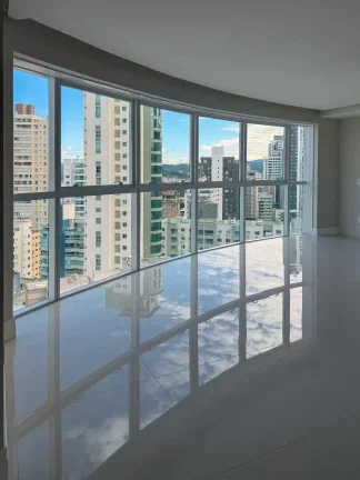 Imagem Apartamento com 3 suítes e 2 vagas de garagem na Av. Brasil em Balneário Camboriú/SC