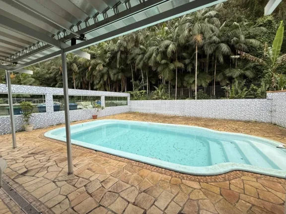 Imagem Chácara com 45.127m² sobre ela está construído uma casa com 3 quartos (1 suíte), piscina e 2 chalés independentes da casa, no bairro Gravatá de Penha - Adriano Carpes Imóveis vende!