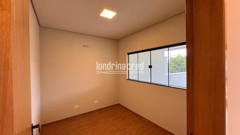 Imagem **Casa à venda no Condomínio Morada das Flores com 3 dormitórios, 1 suíte, banheiro social, 2 vagas de garagem e 85m² construídos em terreno de 125m²**