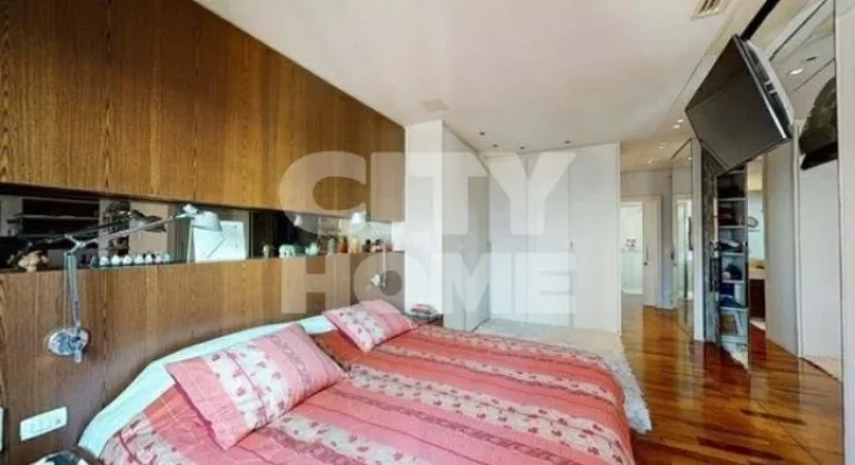 Imagem Excelente apartamento, com vista maravilhosa. Amplo living com lindo piso em madeira e varanda envid...