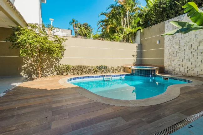 Imagem Casa de Alto Padrão 3 suítes, 4 vagas e Piscina à Venda no condomínio Forest Hills no bairro Anchieta