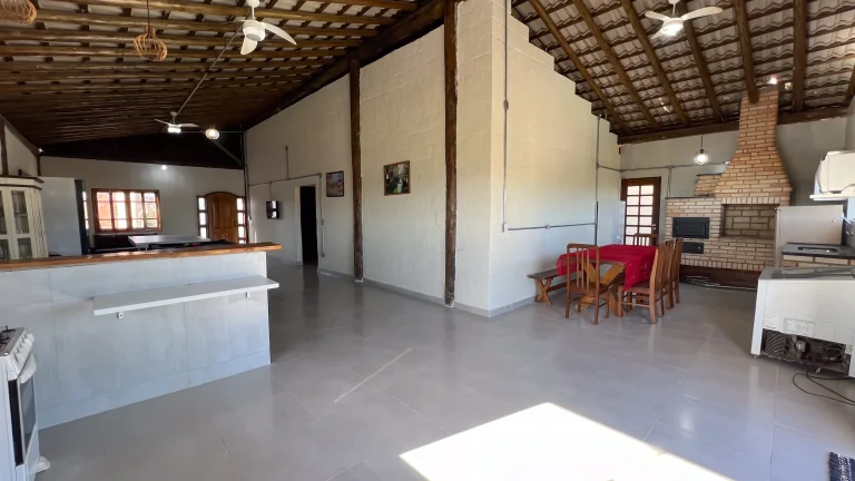 Imagem Chácara em Araçoiaba da Serra-SP: 5 quartos, 3 suítes, 230m² de área, venda ou locação no Campo do Meio.