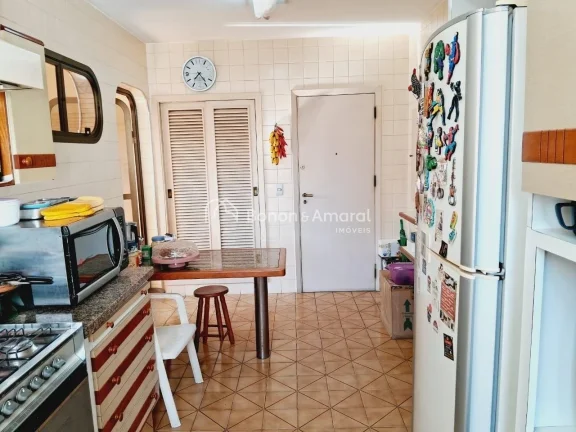 Imagem Este amplo apartamento de 211m², com planta inteligente e ocupando um andar inteiro, está situado ...