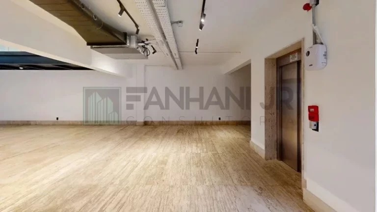 Imagem Casa Comercial para Locação em São Paulo-SP, Jardim Europa: 8 Salas, 8 Banheiros, 15 Vagas, 900m² de Área!