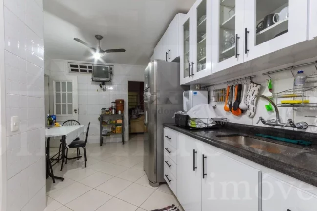 Imagem Apartamento com piso de tábuas largas, reformado e bem iluminado, janelas grandes, dormitórios com...