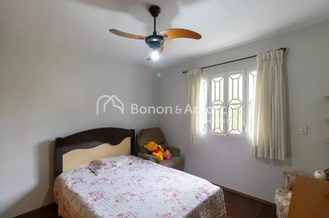 Imagem Casa espaçosa disponível para venda, com 5 quartos, incluindo 2 suítes, e 4 banheiros. O imóvel ...