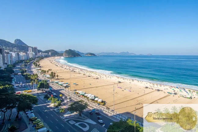 Imagem VENDA DIRETA - COBERTURA com 425m2 e vista panorâmica de 180º para a praia de Copacabana - Planta com 4 suítes, sendo 03 com closets - Aquecimento solar exclusivo e sistema de som embutido - CONDOMÍNIO R$ 5.860,00 - IPTU R$ 2.551,00