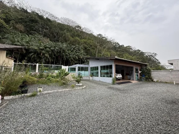 Imagem Chácara com 45.127m² sobre ela está construído uma casa com 3 quartos (1 suíte), piscina e 2 chalés independentes da casa, no bairro Gravatá de Penha - Adriano Carpes Imóveis vende!