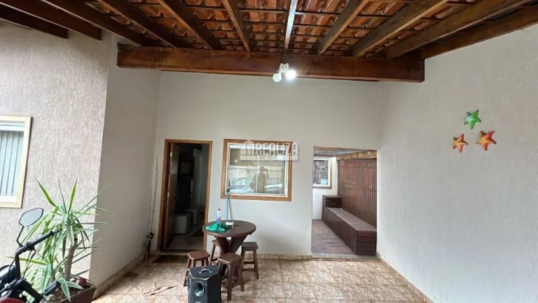 Imagem Casa à venda no Fabrício, Uberaba: 3 dormitórios, churrasqueira e móveis planejados.