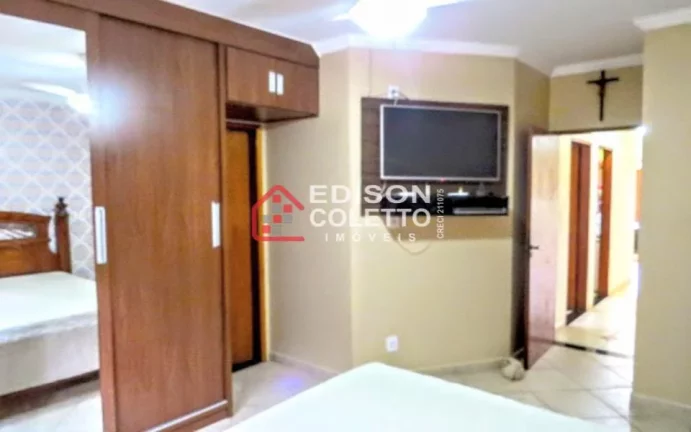 Imagem Casa de frente para área verde, Parque Santa Cecília com 3 dormitórios.