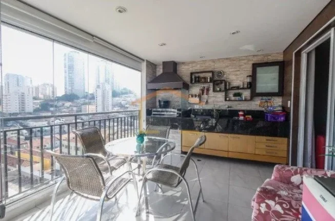 Imagem Apartamento amplo, 3 dormitórios, sendo 3 suítes, totalizando 4 banheiros, equipado com armários ...
