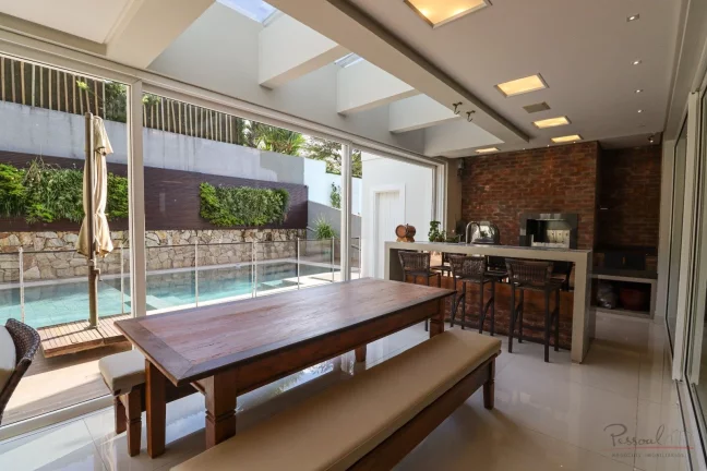 Imagem Venha conhecer esta linda casa dentro de um condomínio que fica em uma posição estratégica! Com ...