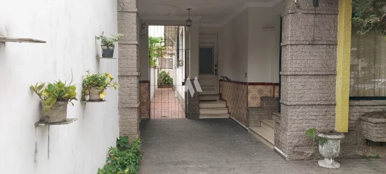 Imagem Casa com ótima localização na Avenida Afonso Pena com 03 Quartos + edícula á venda em Santos