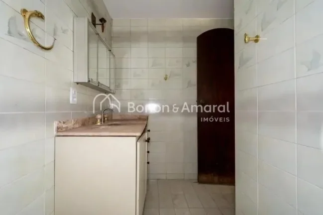 Imagem Apartamento aconchegante à venda, com 4 quartos, sendo 1 suíte, e 4 banheiros no total. Bem arejad...