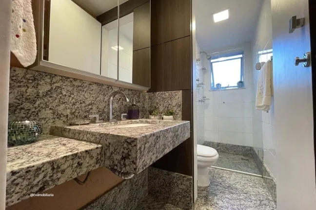 Imagem Localizado no vibrante bairro da Savassi, este apartamento oferece uma experiência de vida urbana s...