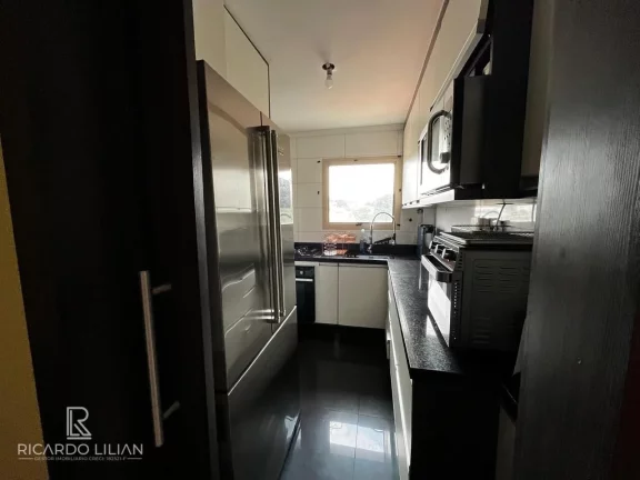 Imagem Apartamento com 2 dormitórios sendo uma suíte, 70m² de area util e uma vaga de garagem coberta.