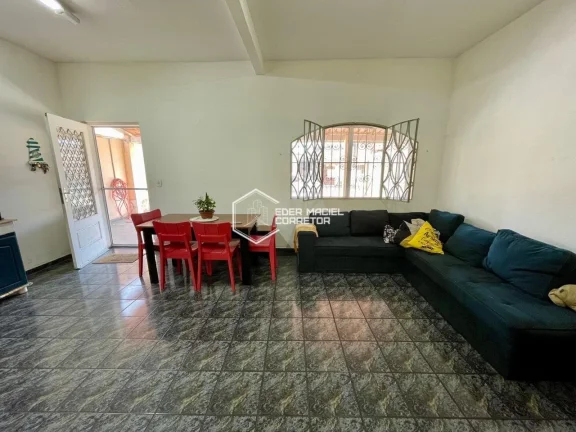 Imagem Esta excelente casa está situada a apenas 5 minutos da orla de Caraguatatuba, no bairro Poiares, um...