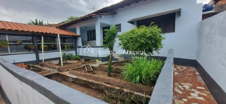 Imagem Excelente casa em avenida, totalmente reformada, com 3 dormitórios e edícula completa! Localizada ...