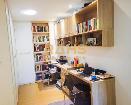 Imagem Completo em todos os detalhes, contemplada com um edifício de formas ousadas e modernas. Localizado...