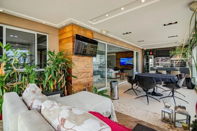 Imagem Apartamento com 206 M², 4 dormitórios sendo 3 suítes com varanda na suíte do casal, elevador soc...