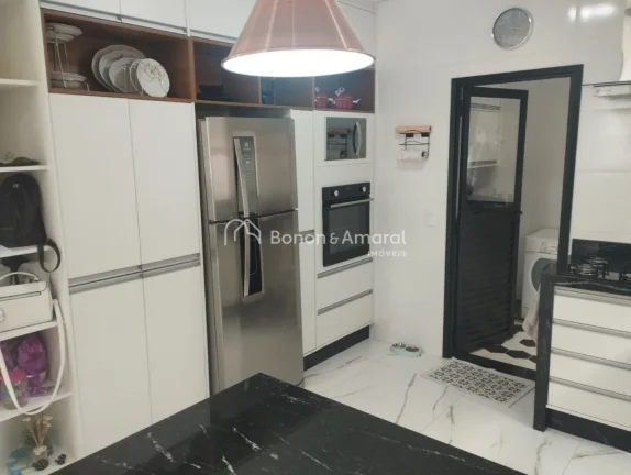 Imagem Com um projeto que une elegância e funcionalidade, esta residência oferece 240m² de área constru...