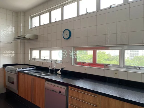 Imagem Excelente apartamento com 228m² no Jardim América. Inteiramente reformado, planta quadrada, pé di...