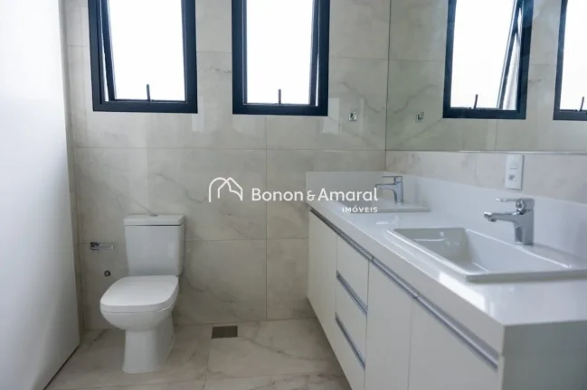Imagem Sobrado em condomínio com 235m² de área construída.
São 3 dormitórios, sendo 3 suítes amplas ...