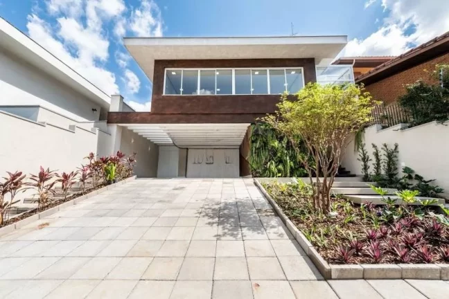 Vende-se casa reformada com 405 metros quadrados e 4 suítes no Alto de Pinheiros Casa com 405m² de...