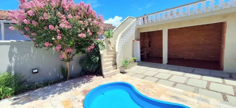 Imagem CASA LADO LINHA COM PISCINA EM DOIS LOTES