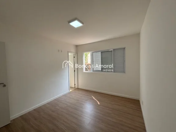 Imagem Esta encantadora casa em Valinhos conta com 3 dormitórios, sendo 1 suíte. No térreo, você encont...