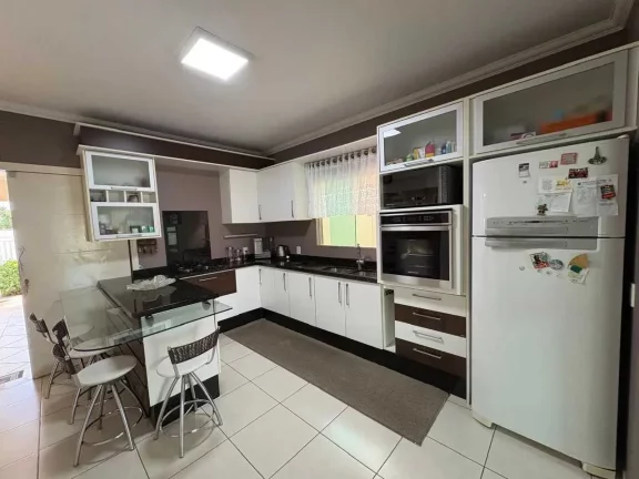 Imagem Casa ampla com 3 dormitórios e 2 vagas de garagem em Jaraguá do Sul/SC