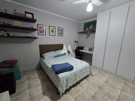 Imagem Oportunidade Única! Casa Sobreposta Baixa, Isolada, 3 Suítes e Localização Privilegiada!