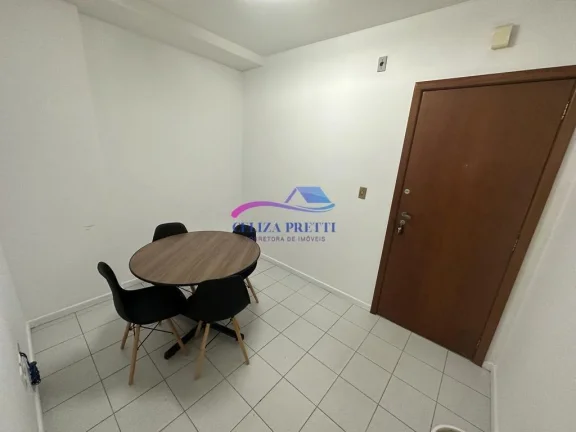 Imagem OBS ESTA SALA SERÁ ALUGADA COM AS SEGUINTE MOBÍLIAS: 1 AR CONDICIONADO, 1 MESA REDONDA COM 4 CADEIRAS, 2 MESAS EM L COM 1 CADEIRA CADA, 1 MESA DE CAFÉ, 1 ARMÁRIO PARA DOCUMENTOS E 1 ARMÉRIO DE COZINHA.