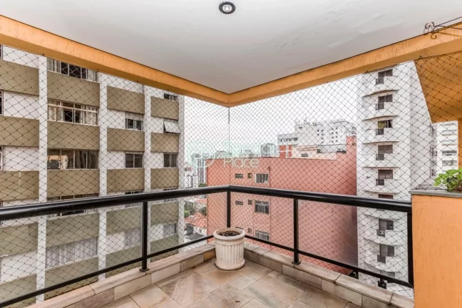 Lindo apartamento em Perdizes. São 144 m2 de área privativa. Ambientes amplos, arejado e repleto d...