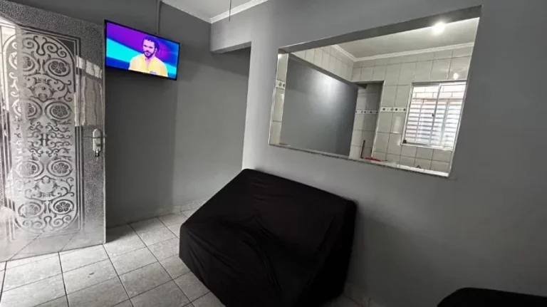 Imagem Casa à venda de 2 dormitórios no Maracanã em Praia Grande-SP, terreno de 4,20 X 20,22, sendo 2 dormitórios, sala, cozinha, banheiro, área de serviço, espaço gourmet com churrasqueira e 2 vagas de garagem. 300 metros da praia.