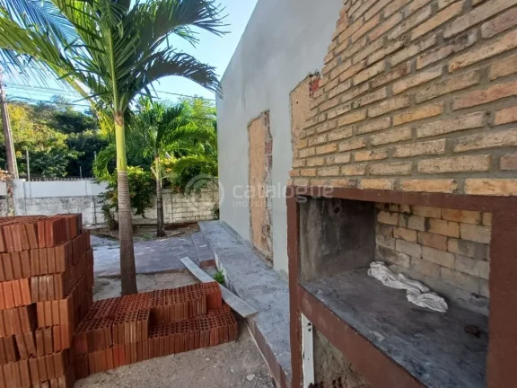 Imagem Oportunidade em Ponta Negra - Casa de Esquina para Reforma.