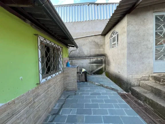Imagem Casa Ampla e Segura com Grande Área Externa e Horta – 3 Quartos e Vagas para 4 Carros!