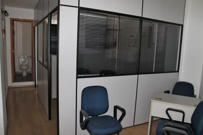 Imagem Sala Comercial 36 m² 200 metros do Metro Se Toda Mobiliada