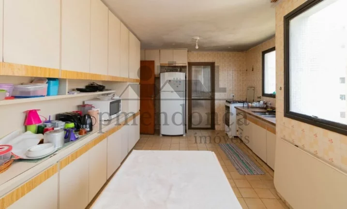 Imagem Apartamento na Rua Monte Alegre com 220m² para ser reformado, 3 suítes e 2 vagas.