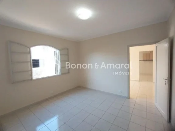 Imagem Excelente casa arejada, com uma espaçosa sala de TV integrada à sala de jantar, cozinha com armár...