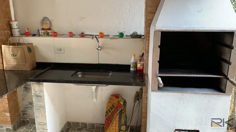 Imagem CASA NO BAIRRO DO ITAGUÁ COM 5 DORMITÓRIOS SENDO 2 SUÍTES,2 BANHEIROS SOCIAL,VARANDA COM CHURRASQUEIRA
