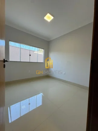 Imagem GH1935

A casa possui:

- 4 quartos (2 suite);
- 1 banheiro social;
- Sala; 
- Cozinha; 
- Área de ...