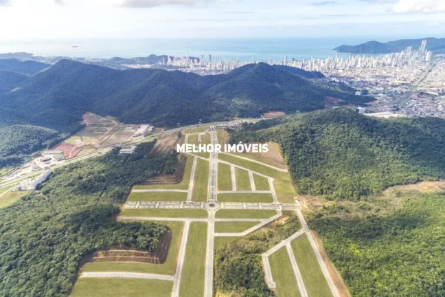 Imagem Casa alto padrão com 4 suítes em um bairro planejado em Camboriú - SC