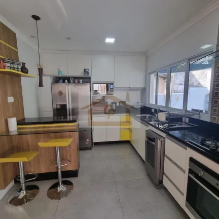 Imagem Linda!!! Casa com 3 quartos sendo Duas Semi Suítes, 4 vagas